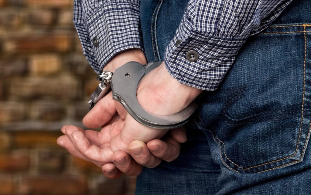 Aresztowanie 23-latka podejrzanego o posiadanie narkotyków przez policję z Bielan