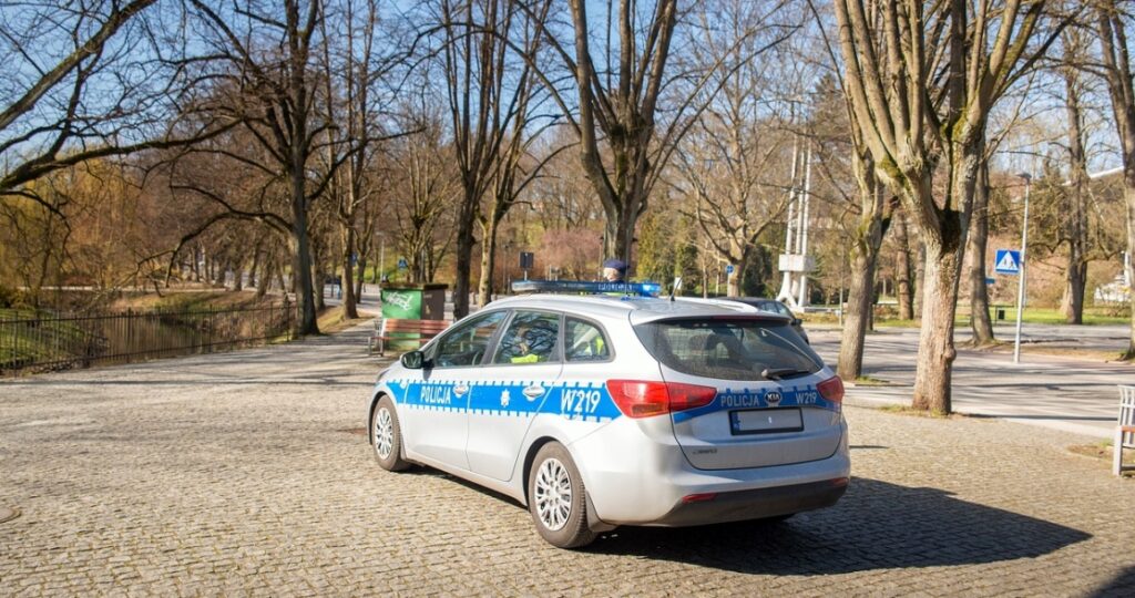 Nielegalne substancje odnalezione w mieszkaniu na Bielanach – 38-latek w rękach policji