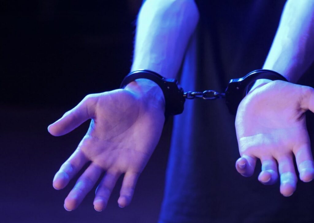23-latek zatrzymany przez bielańską policję za kradzież wartościowych perfum