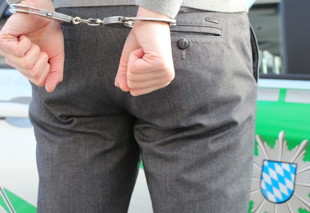 Działania Policji na warszawskich Bielanach: Obywatel Turcji z zabezpieczonymi narkotykami w areszcie