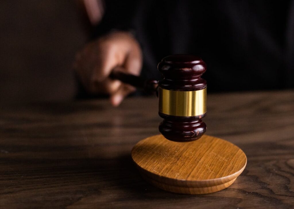 62-letni bezpaństwowiec staje przed sądem za włamania do mieszkań spółdzielczych na Bielanach