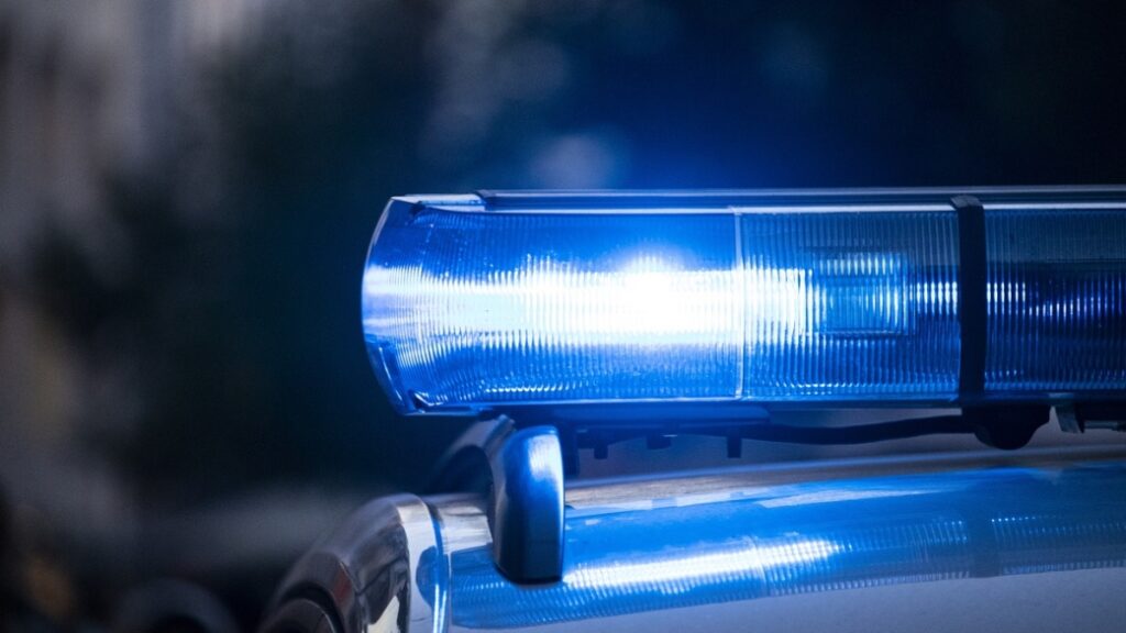 Policja zatrzymuje kobietę za sprzedaż podrabianych perfum znanych marek