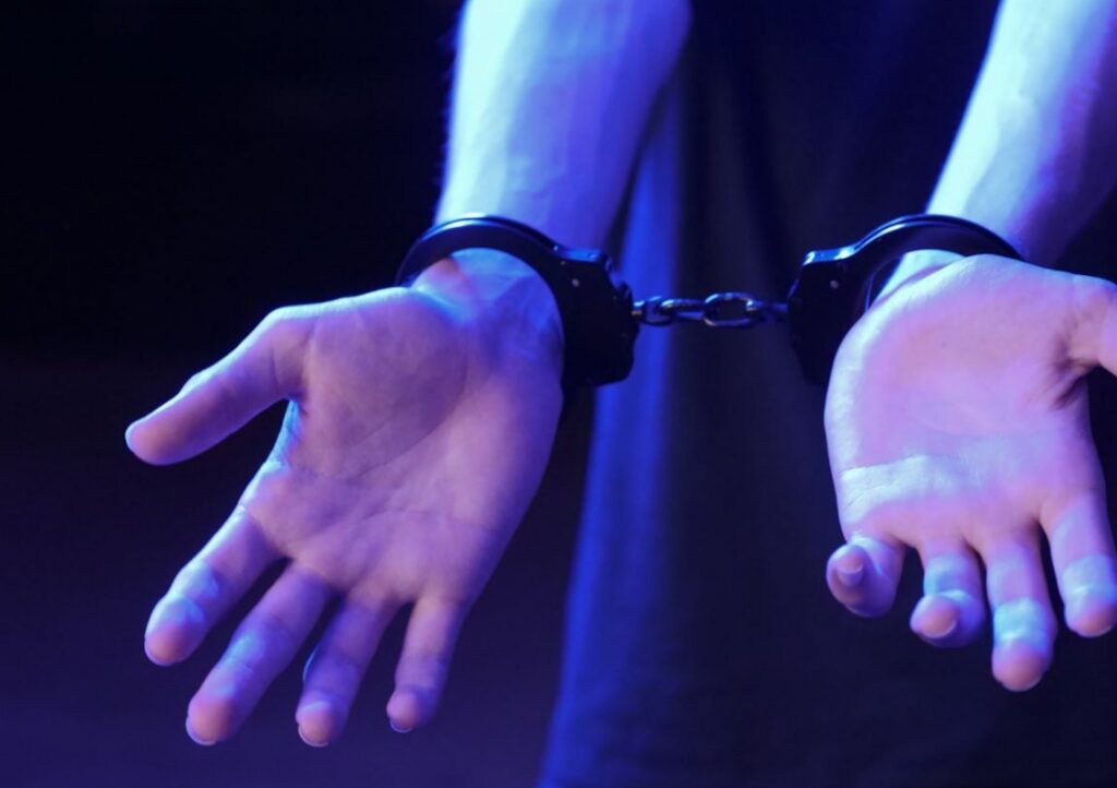 56-letni mężczyzna aresztowany za pobicie ojca i groźby karalne skierowane pod adresem rodziny