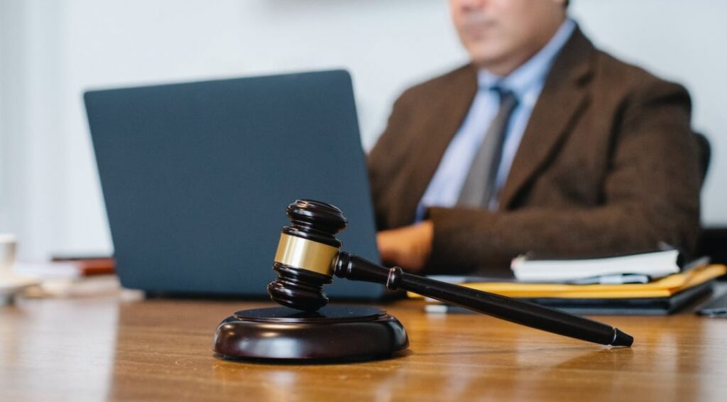 Działalność dwóch 48-letnich mężczyzn związanych z handlem narkotykami została przerwana przez policję