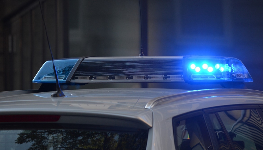 Prawo zatrzymuje dwie kobiety, w wieku 20 i 26 lat, oskarżone o kradzież perfum z sklepu