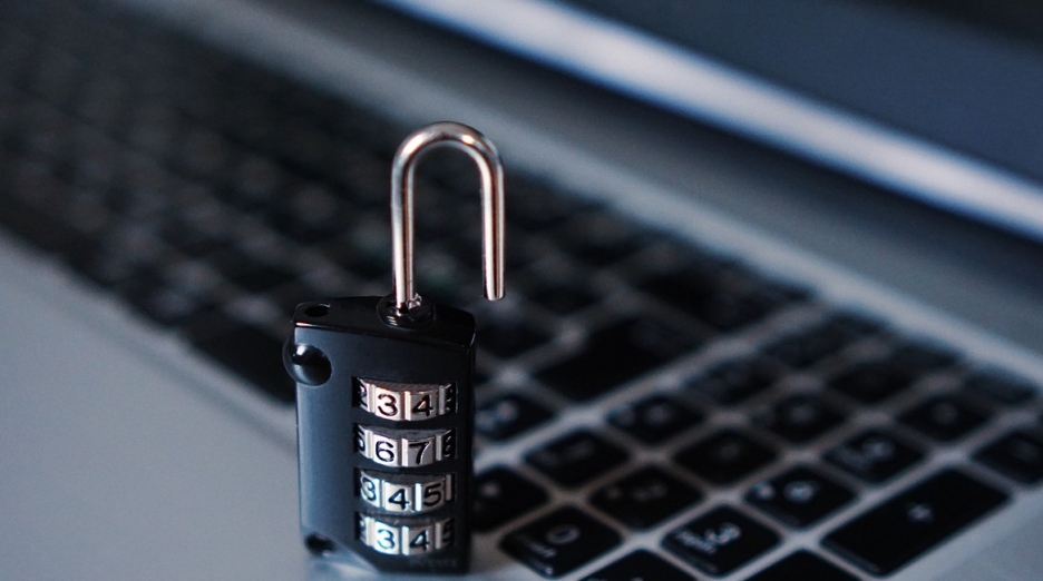 39-letni mężczyzna zatrzymany przez bielańską policję w związku z internetowymi oszustwami finansowymi