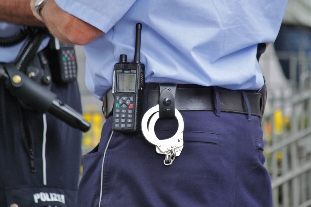 Dwójka młodych dorosłych zatrzymana przez bielańską policję za posiadanie narkotyków