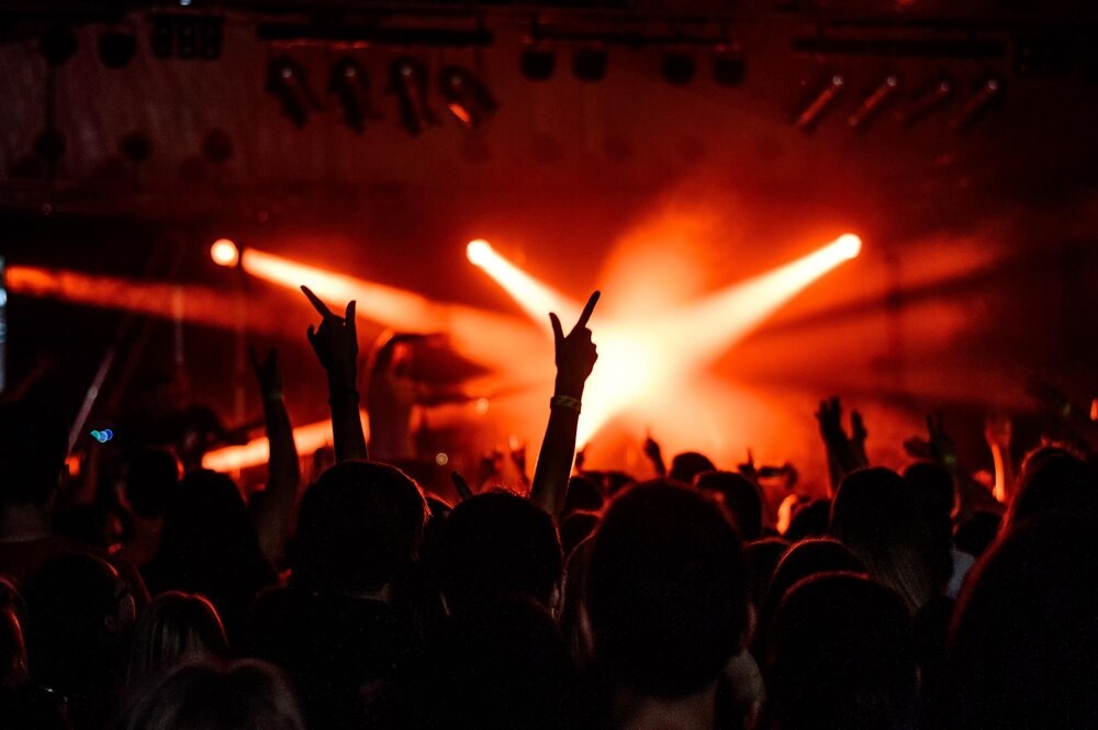 Niebieski Bieg Niepodległości 2025: 250 biegaczy w hołdzie dla wolności z udziałem bielańskiego policjanta