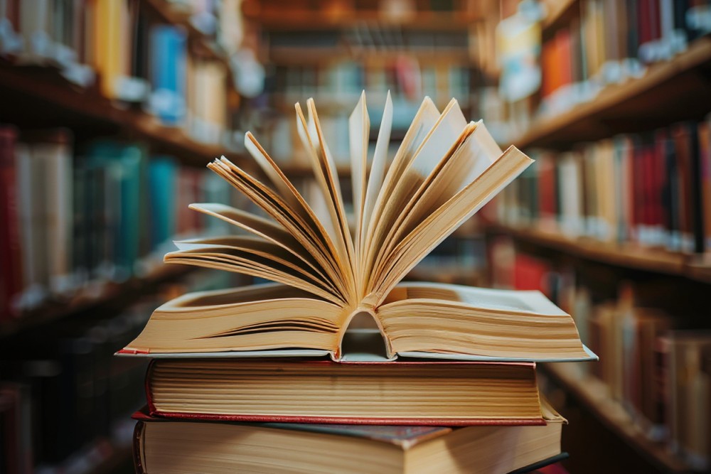 Policjanci z Białołęki ponownie obdarowali pacjentów Szpitala Bielańskiego książkami